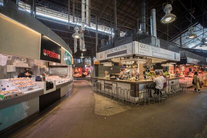 Un dels bars de la Boqueria, habitualment replets cap a l'hora de dinar, amb un únic client aquest divendres.