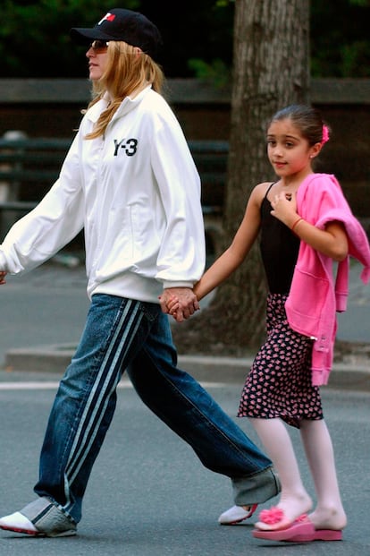 Para este paseíto que se dio con Lourdes en 2004 Madonna vuelve a deslumbrar con su pantalón informe, su sudadera deportiva y su pelo despeinado.