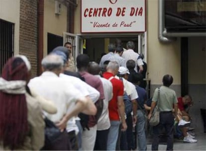 Puerta del comedor Vicente de Paúl en Madrid, al que acude medio millar de personas al día.