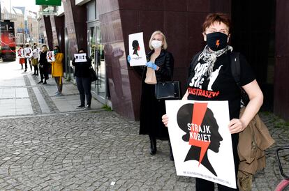 Mujeres polacas protestan contra dos proyectos de ley sobre aborto y educación sexual, el pasado abril en Wroclaw.