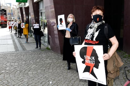 Mujeres polacas protestan contra dos proyectos de ley sobre aborto y educación sexual, el pasado abril en Wroclaw.