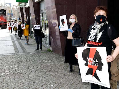 Manifestantes seguram bandeiras de "Greve das Mulheres" em protesto contra o Parlamento polonês que decidiu debater novos limites para o aborto e a educação sexual, em Wroclaw, Polônia, 16 de abril.