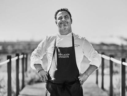 Ángel León en la marisma sobre la que se alza su restaurante, Aponiente, en el Puerto de Santa María.