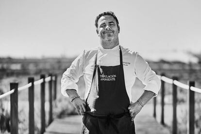 Ángel León en la marisma sobre la que se alza su restaurante, Aponiente, en el Puerto de Santa María.