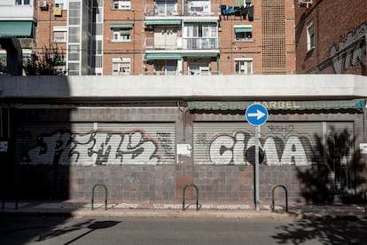 Local comercial cerrado en el barrio madrileño de San Blas.