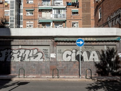 Local comercial cerrado en el barrio madrileño de San Blas.