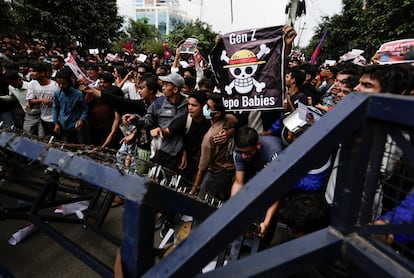Manifestantes tratan de superar barricadas policiales durante las protestas de este lunes en Katmandú.