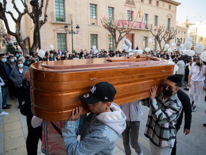 Amigos y familiares de Claudia llevaron su féretro a la Iglesia el 11 de febrero de 2022.