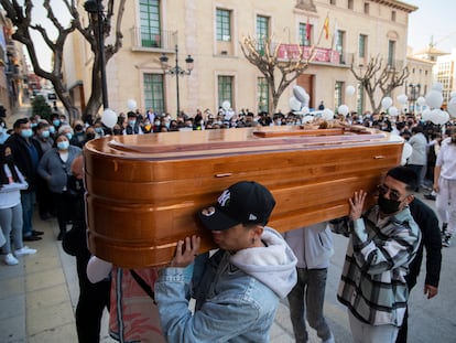 Amigos y familiares de Claudia llevaron su féretro a la Iglesia el 11 de febrero de 2022.