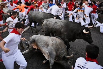 Uno de los toros de José Escolar resbala en el sexto encierro de los Sanfermines.