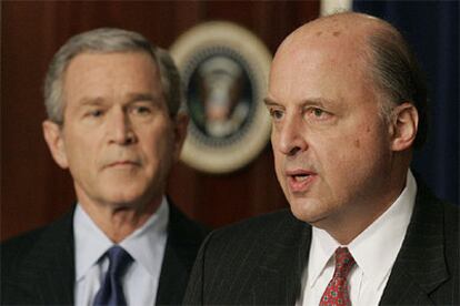 John Negroponte hace uso de la palabra, tras ser nombrado por el presidente Bush director de Inteligencia Nacional el pasado día 17.