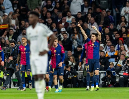 Robert Lewandowski celebra uno de sus goles contra el Real Madrid. 