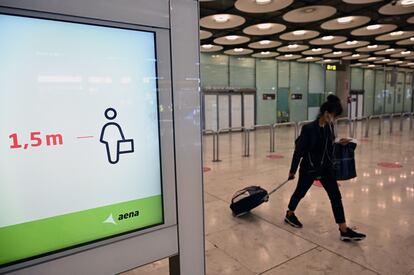 Una turista camina por el aeropuerto de Madrid-Barajas.