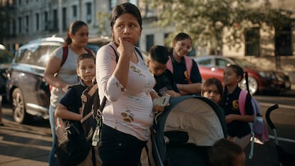 Una familia migrante proveniente de Ecuador, habita en el albergue del Hotel Roosevelt, en Nueva York, en 2023.