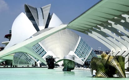 Las figuras del escultor Manolo Valdés en el lago artificial de la Ciudad de las Artes y las Ciencias de Valencia. 