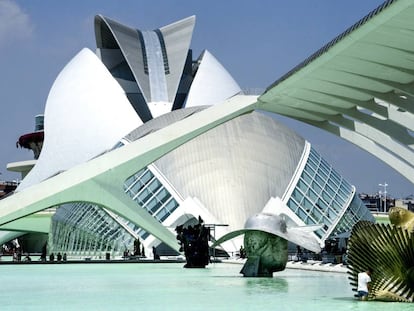 Las figuras del escultor Manolo Valdés en el lago artificial de la Ciudad de las Artes y las Ciencias de Valencia. 