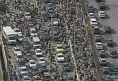 Miles de personas ocupan las calles de Nueva York al ser evacuadas de los edificios debido a los apagones.