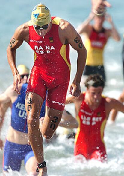 Tras la prueba de natación, Iván Raña corre para afrontar la ciclista, en la que perdió todas sus posibilidades.