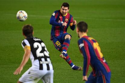 Messi lanza una falta sobre la portería del Levante.