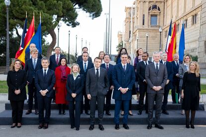 Foto de familia de los ministros de España y Francia al inicio de la cumbre hispano-francesa.