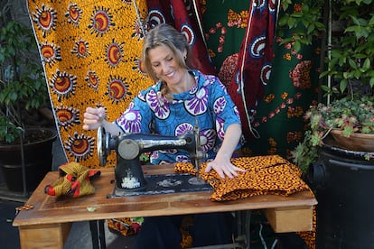 Maica de la Carrera, diseñadora de MAMAH AFRICA, confecciona una prenda de telas wax.