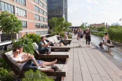 Tumbonas en la High Line de Nueva York.