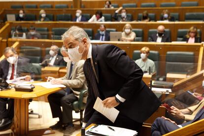 El lehendakari, Iñigo Urkullu, responde a preguntas de la oposición sobre sus previsiones ante la evolución de la pandemia.