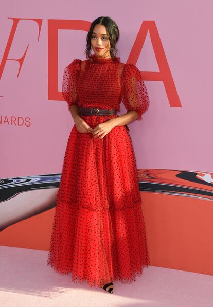 Laura Harrierse decantó por este vestido de tul rojo con lunares de Khaite.