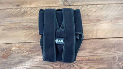 Correctores de postura sobre mesa de madera