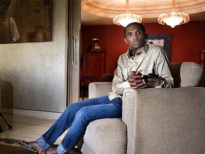 Eto'o, en su casa de Barcelona, con las muletas apoyadas en un sofá.
