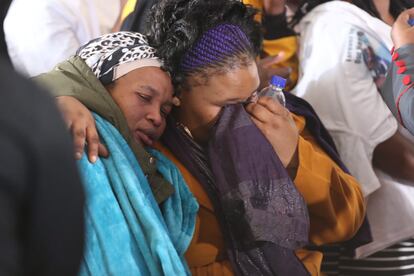 Las familiares de una de las víctimas de la taberna Enyobeni lloran durante el funeral celebrado el pasado 6 de julio.