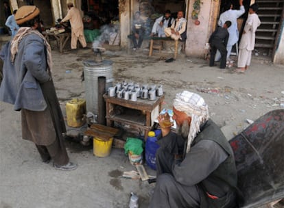 Un hombre bebe té en las calles de Kabul.