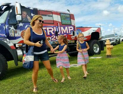 Una madre y sus hijas a las afueras de un mitin de Trump en Lakeland, Florida.