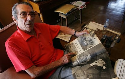 Enrique Meneses pictured in 2007 with his Paris-Match reports on the Cuban revolution. 