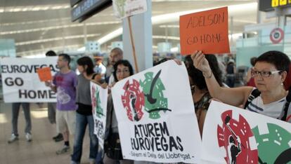 Protestors await the arrival of the Las Vegas Sands delegation in Barcelona airport on Saturday.