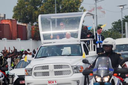 El Papa recorre las calles de Kinsasa. 