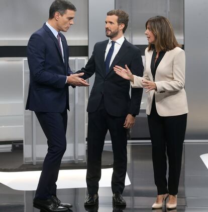 Desde la izquierda, Pedro Sánchez (PSOE), Pablo Casado (PP) y la presentadora Ana Blanco conversan en el plató de la Academia de Televisión antes del debate.