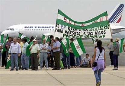 Los jornaleros invaden una de las pistas del aeropuerto de Sevilla.