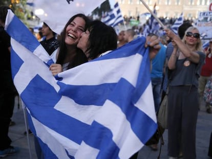 Dues dones celebren la victòria del no.