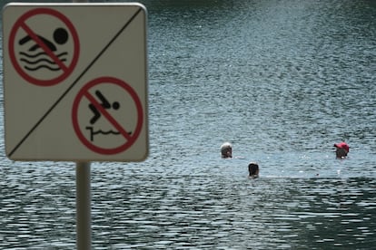 Bañistas se refrescan en el lago Ada Ciganlija en Belgrado, Serbia, este martes.