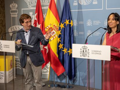 El alcalde de Madrid, José Luis Martínez-Almeida, y la delegada del Gobierno, Mercedes González, durante la rueda de prensa conjunta tras la reunión de la Junta y del Consejo Local de Seguridad de la capital, este miércoles en la Delegación de Gobierno, en Madrid.