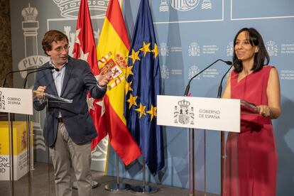 El alcalde de Madrid, José Luis Martínez-Almeida, y la delegada del Gobierno, Mercedes González, durante una rueda de prensa conjunta tras la reunión de la Junta y del Consejo Local de Seguridad de la capital.