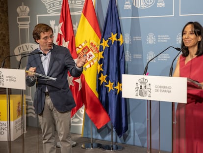 El alcalde de Madrid, José Luis Martínez-Almeida, y la delegada del Gobierno, Mercedes González, durante una rueda de prensa conjunta tras la reunión de la Junta y del Consejo Local de Seguridad de la capital.