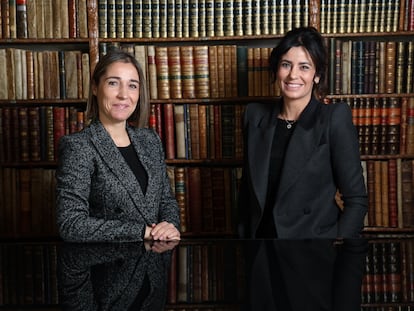 Belén y Alicia Bardón, tercera generación tras el mostrador de la Librería Bardón, en Madrid.