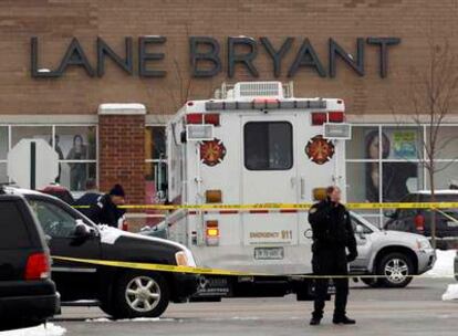 La policía investiga en la escena del tiroteo en Tinley Park, Illinois