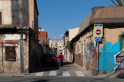 Un hombre camina por el barrio de Son Canals, en Palma de Mallorca.