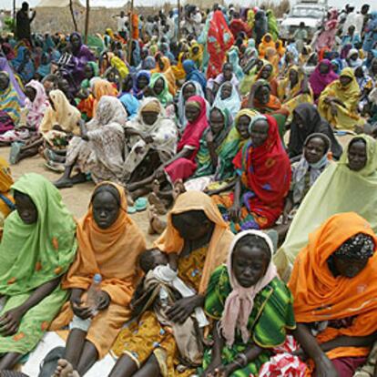 Mujeres sudanesas junto a sus hijos, el pasado jueves en el campamento de refugiados de Kalma.