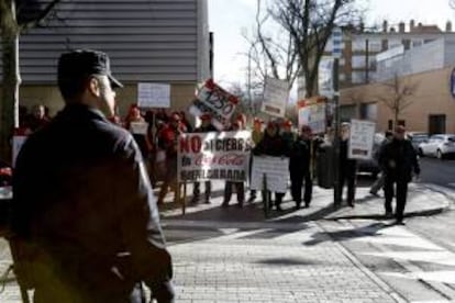 Trabajadores de Coca Cola durante la concentración que han llevado a cabo en las inmediaciones de la Asamblea de Madrid para exigir a la empresa que dé marcha atrás en sus planes para cerrar su planta de Fuenlabrada.