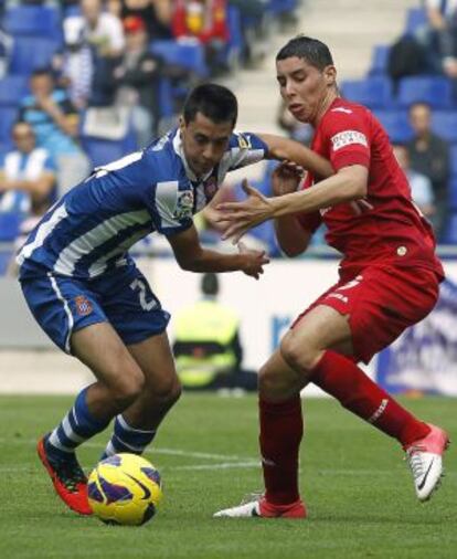 Christian Alfonso intenta controlar el balón ante la oposición de Barrada