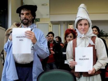Dos miembros de la plataforma contra el 'fracking' entregan este jueves la iniciativa en el registro de la Cámara vestidos como Olentzero y Mari Domingi.
